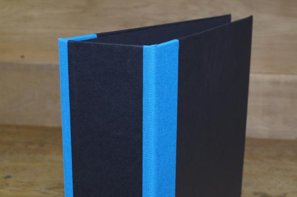 black folder with linen corners in strong blue